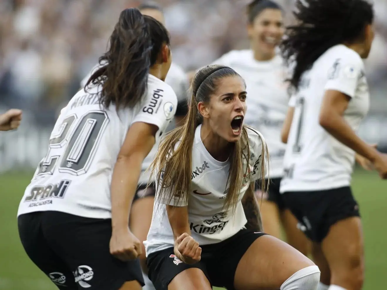 Time feminino do Corinthians é eleito 3° melhor do mundo