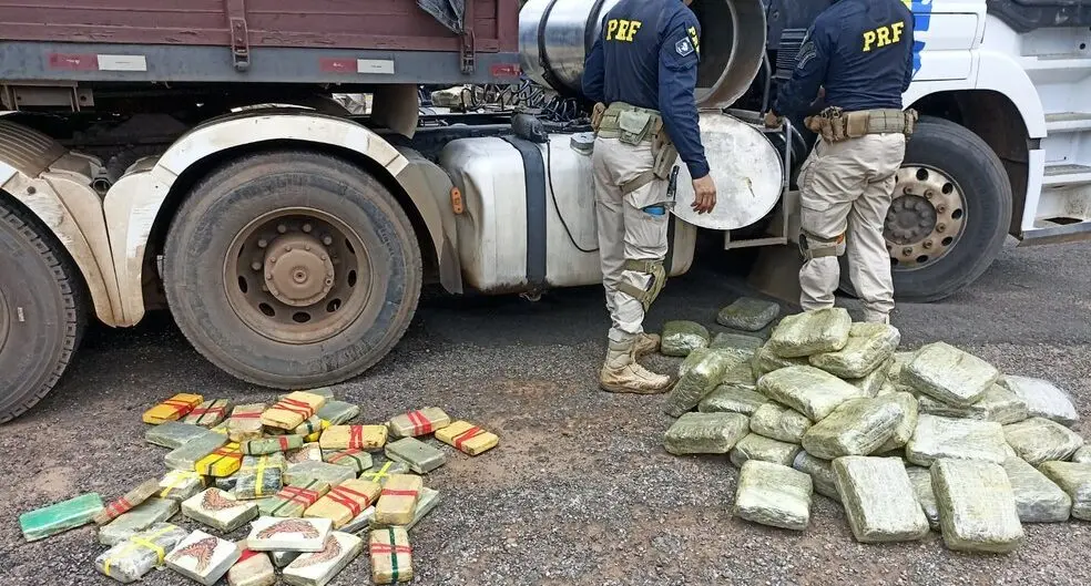 Cerca de 240 kg de drogas escondidas em tanque de caminhão são apreendidas