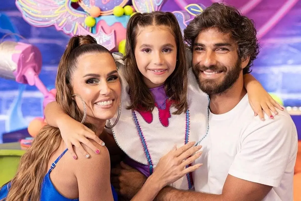 Deborah Secco explica por que evita mostrar o marido