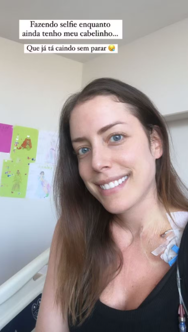 Fabiana Justus conta aos seguidores que cabelo começou a cair por causa do câncer