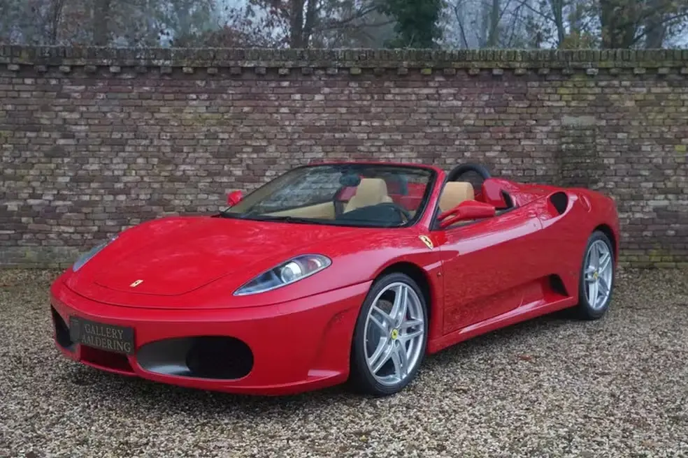 Família de Schumacher põe à venda Ferrari autografada por Michael