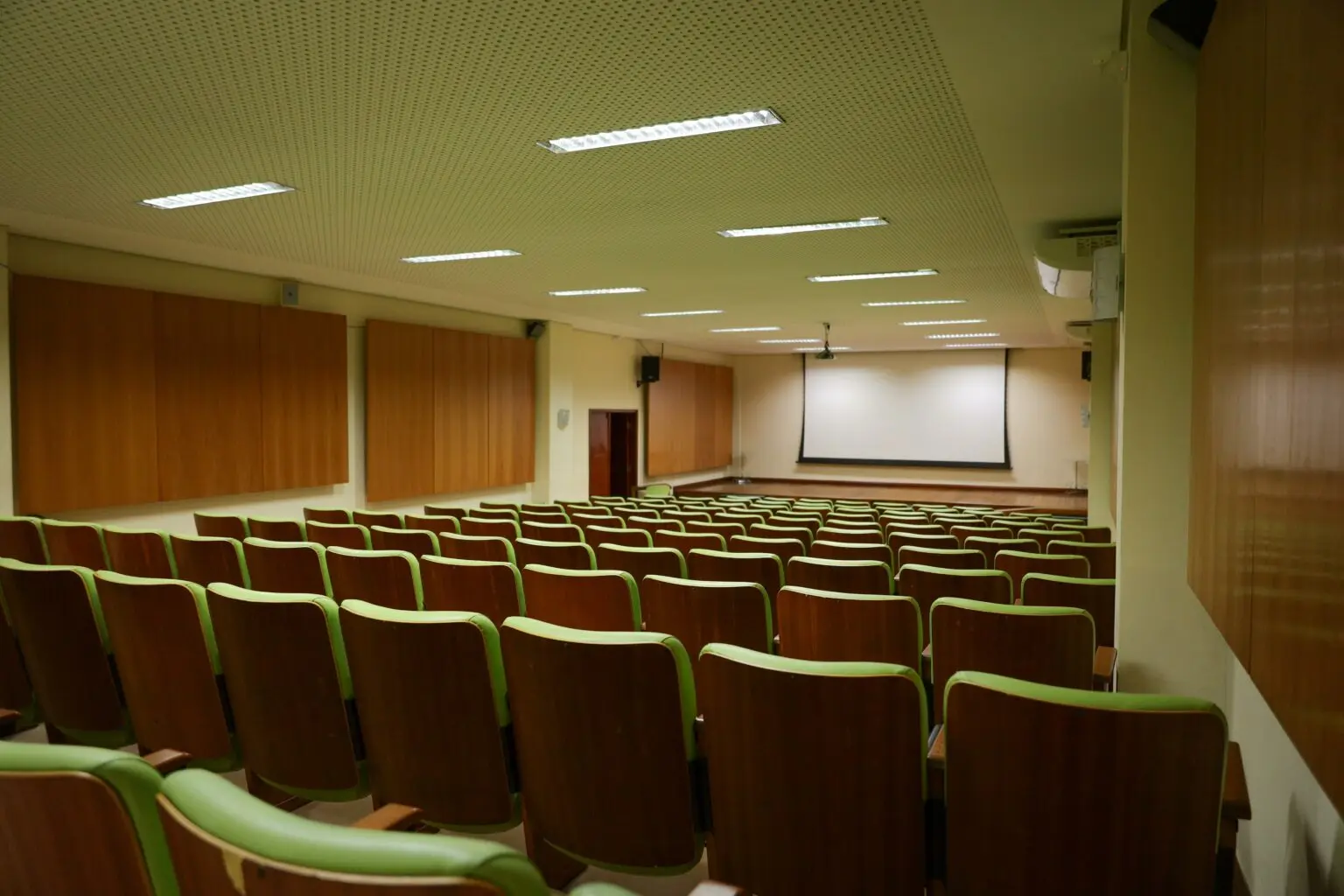 Biblioteca Pública Estadual abre programação da semana com filmes, brincadeiras infantis e Feira Nerd