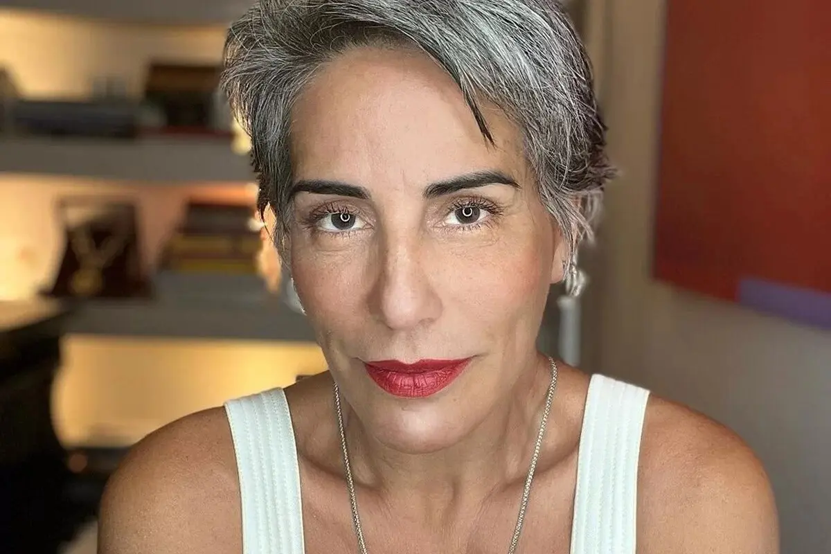 Gloria Pires posta foto de biquíni e mostra shape do ano novo