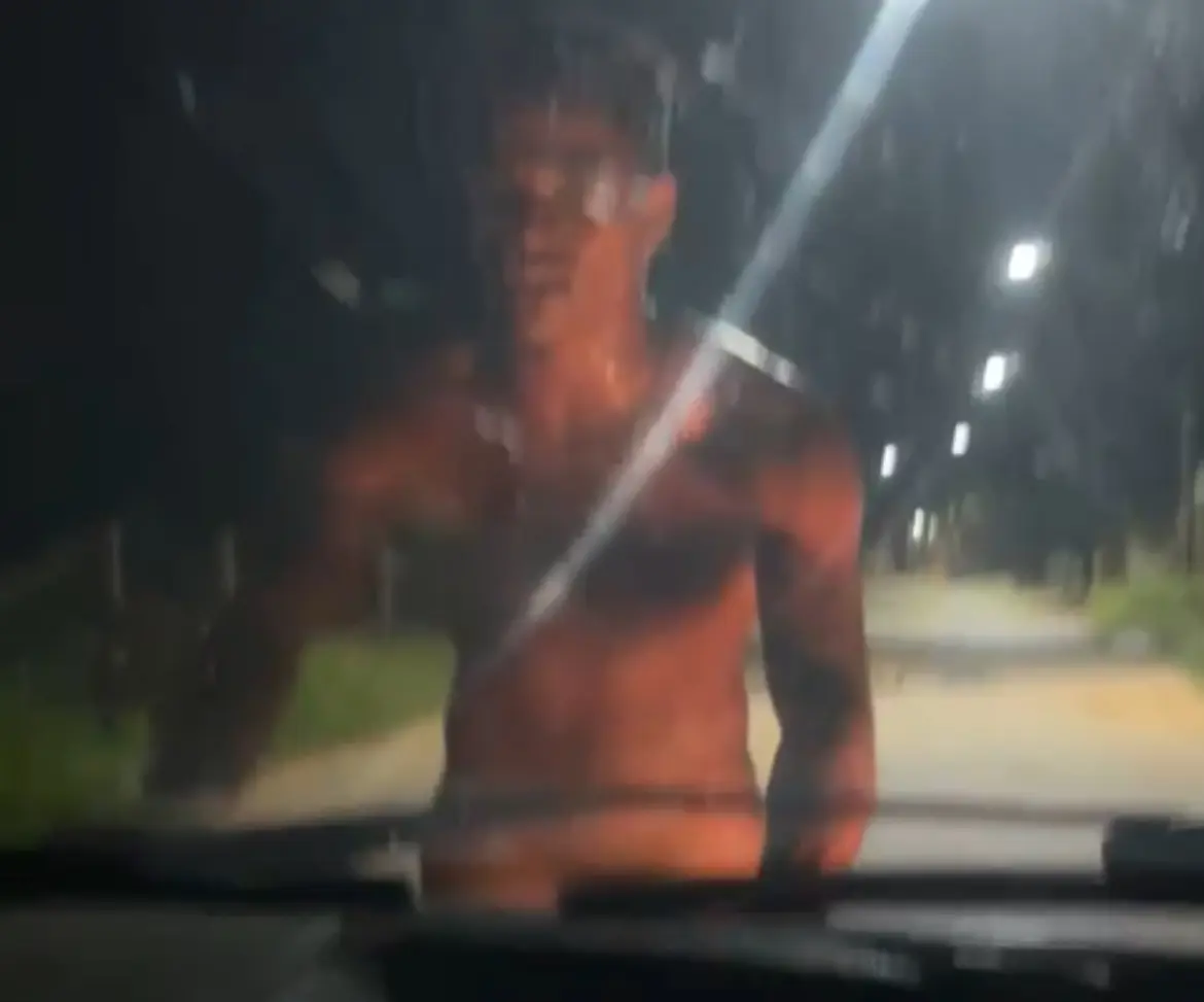 VÍDEO: morador é flagrado andando nu pelas ruas e subindo por cima de carros; assista