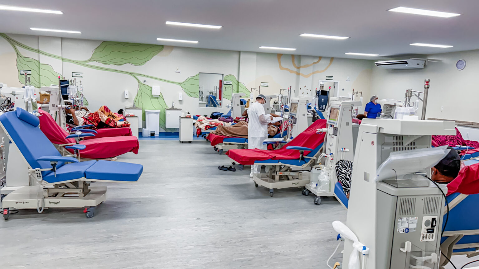 Com recepção calorosa, pacientes voltam a realizar hemodiálise no prédio reformado da Fundhacre