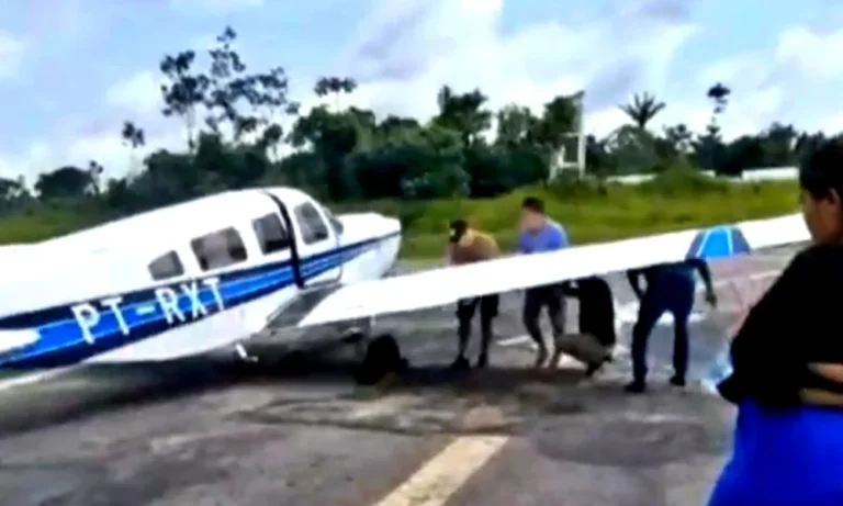 Avião atola em pista e moradores empurram monomotor próximo de hélice em movimento