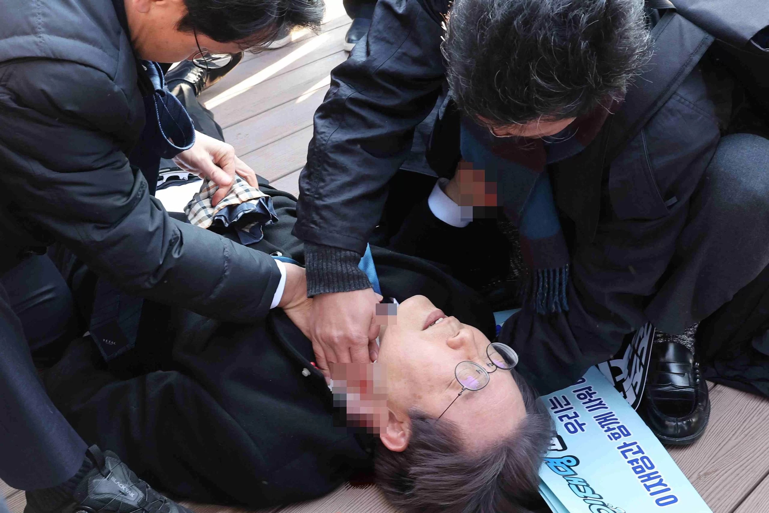 Vídeo: líder de oposição da Coreia do Sul é esfaqueado no pescoço