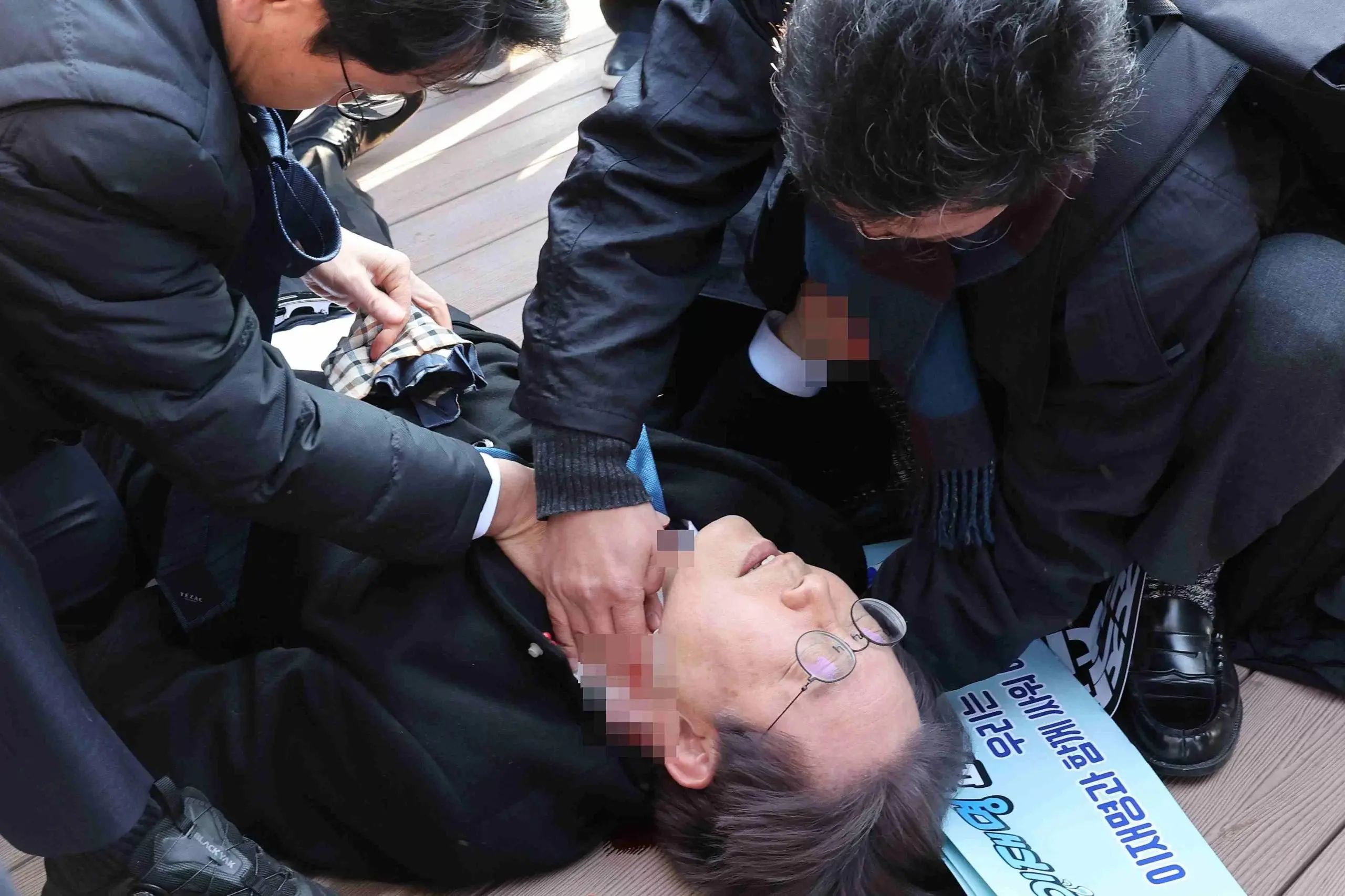 Vídeo: líder de oposição da Coreia do Sul é esfaqueado no pescoço