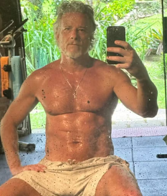 Aos 61 anos, Marcello Novaes recebe elogios ao surgir sem camisa e suado após malhar: ‘Só melhora’