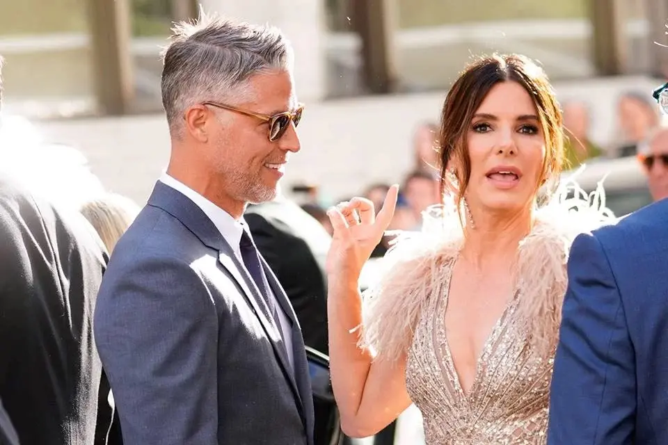 Sandra Bullock joga cinzas do namorado em rio nos EUA: veja vídeo