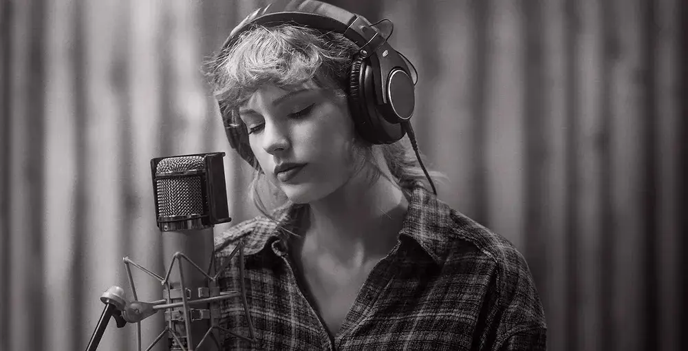 Taylor Swift é vítima de pornografia por IA e fãs denunciam crime; entenda