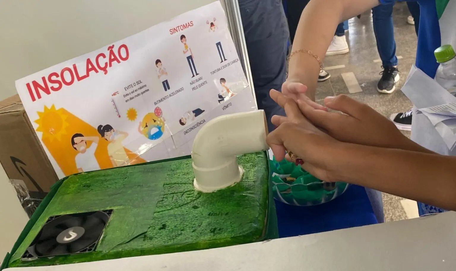 Escola conveniada com o governo é semifinalista em feira nacional ao apresentar climatizador sustentável