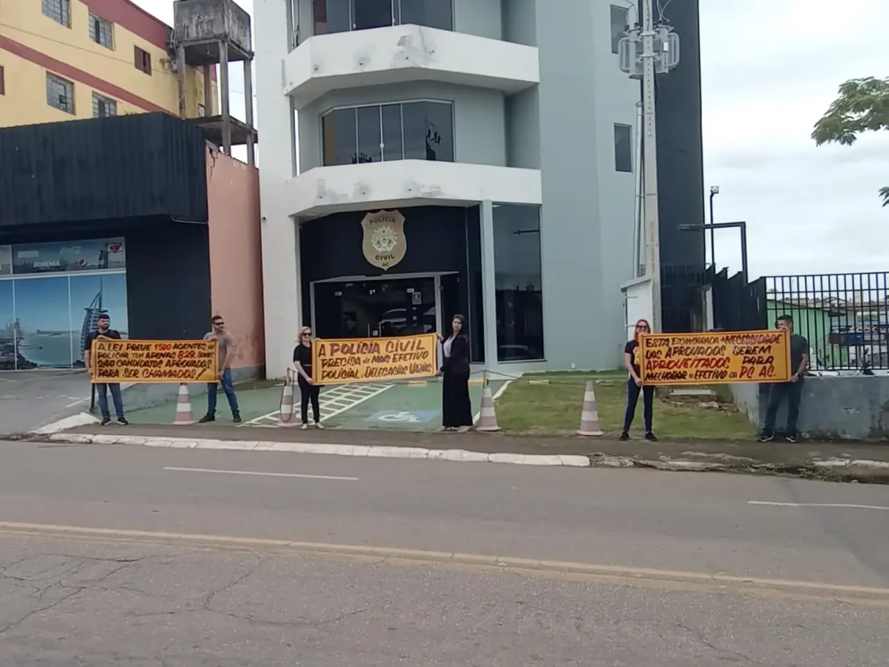 Aprovados no Cadastro de Reserva da Polícia Civil fazem ato pedindo convocação