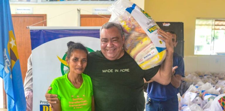 Programa Prato Solidário: Prefeito Mazinho Serafim entrega 300 cestas básicas a famílias carentes