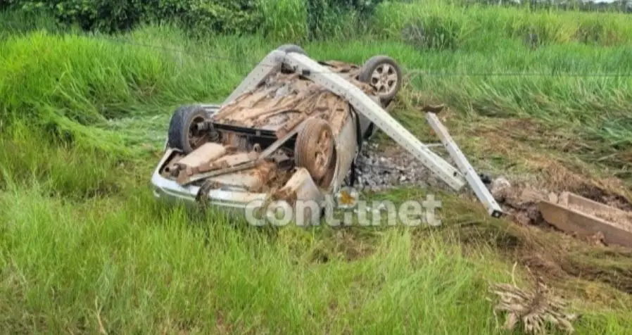 Empresário capota carro várias vezes ao desviar de buraco; esposa e filho de 2 anos estavam no veículo