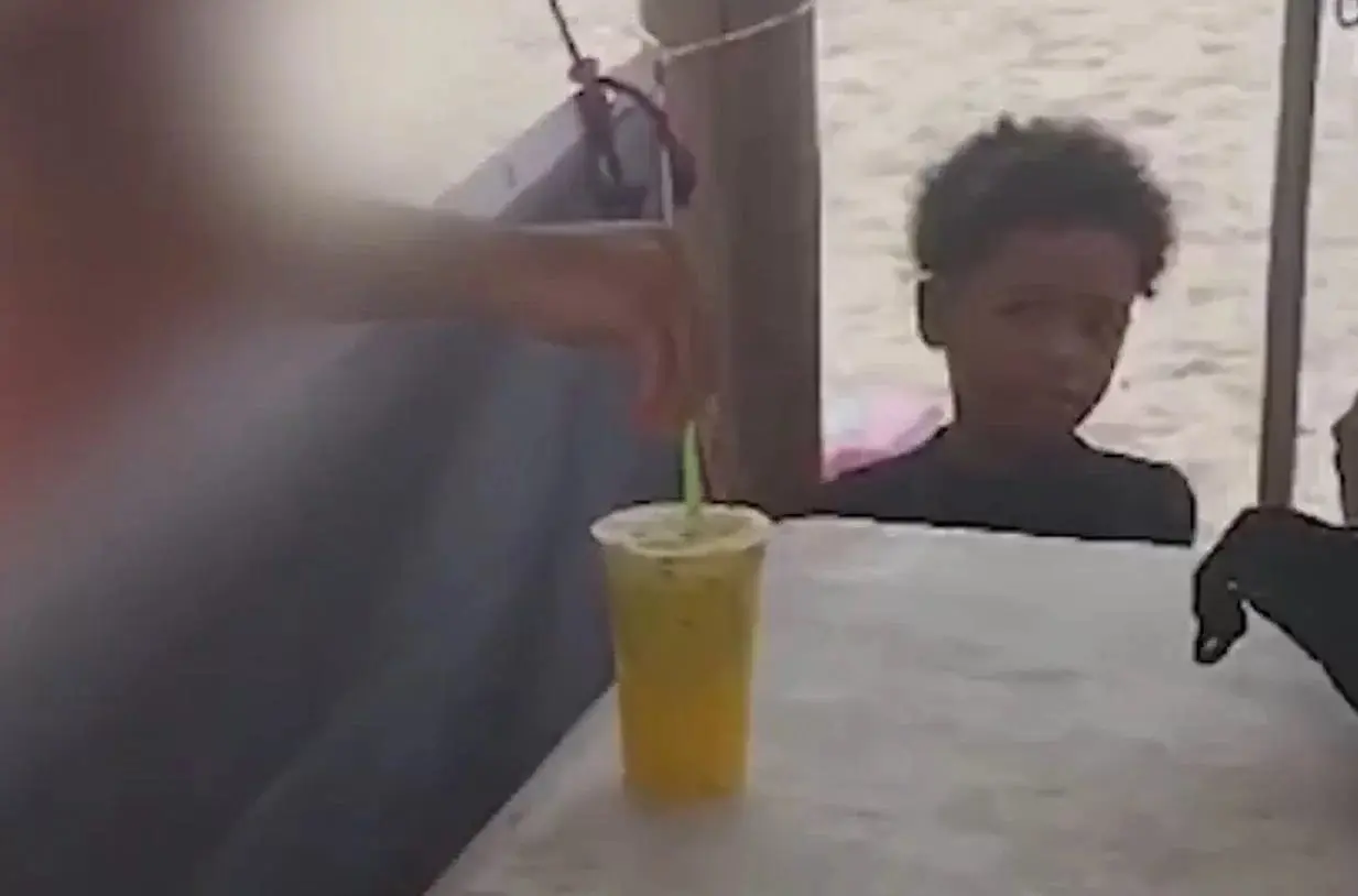 Novo vídeo mostra menino Edson Davi de cabelos secos na barraca do pai