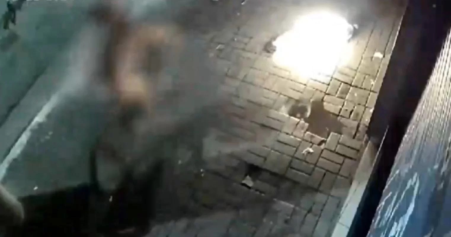 Vídeo: homem coloca fogo em vigia, que fica pelado e foge de bicicleta