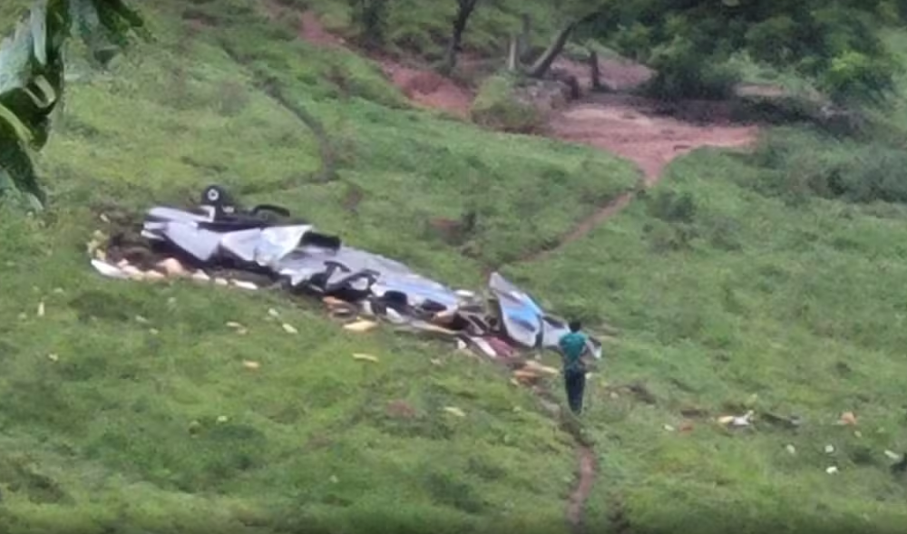 Avião cai e deixa 5 mortos na zona rural de Itapeva, MG