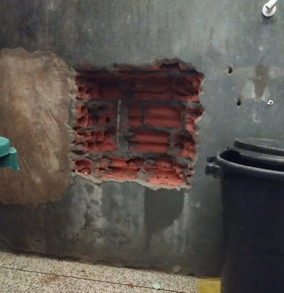 Policiais fazem revista e descobrem detentos quebrando parede do presídio