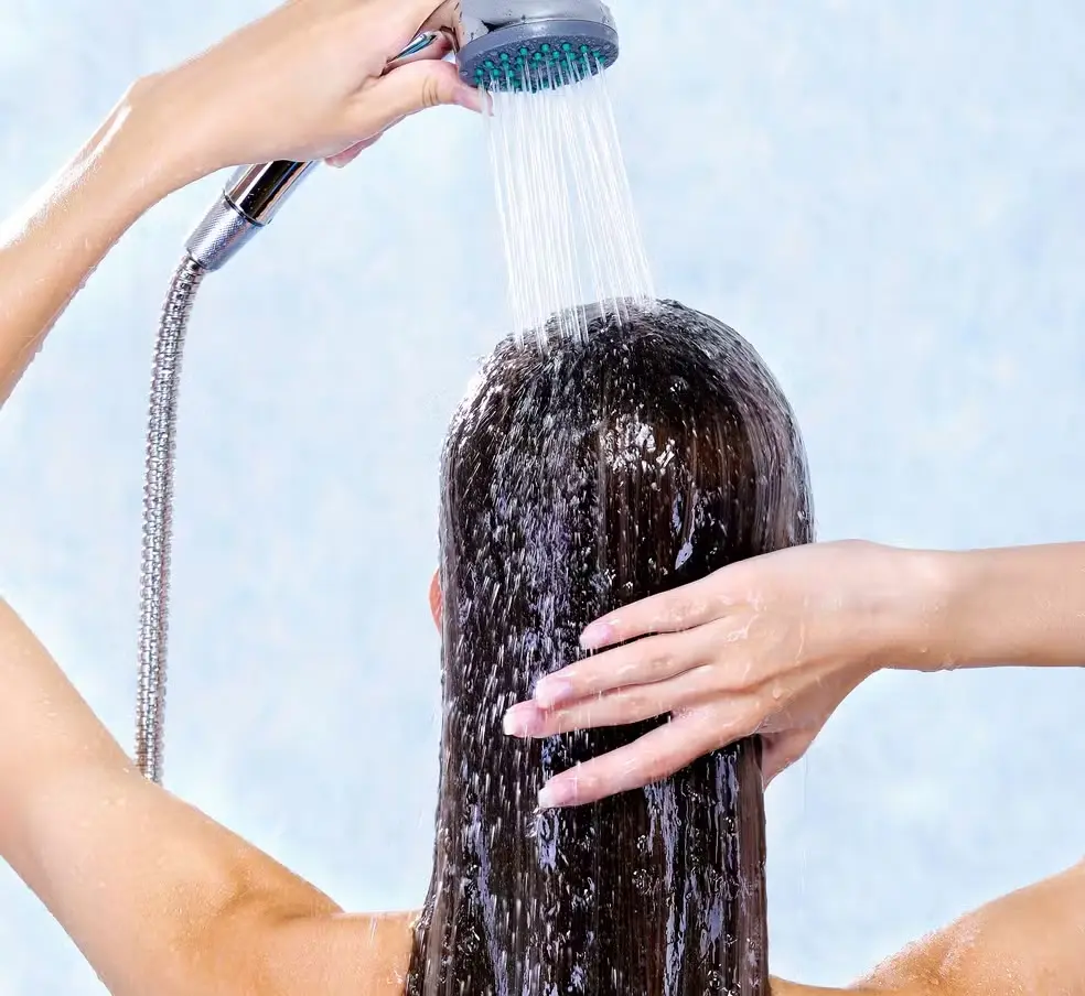 É errado lavar o cabelo todos os dias? O que dizem os especialistas