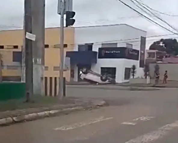 Colisão entre carros resulta em grave capotamento na capital; veja o vídeo