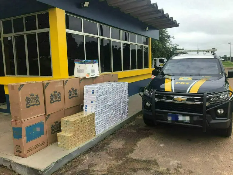 PRF apreende mais de 11 mil maços de cigarros contrabandeados com jovem de 17 anos