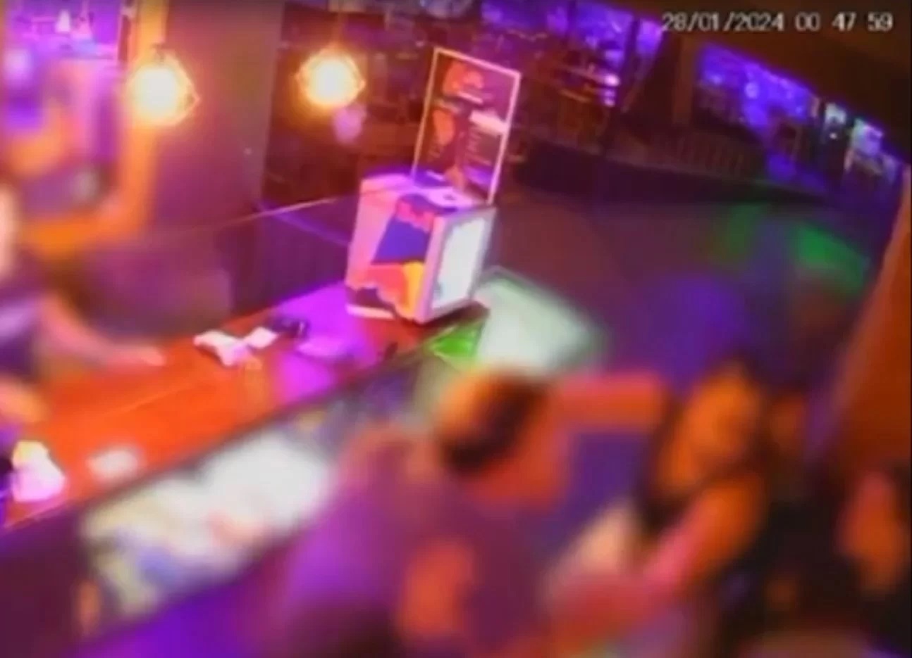 Vídeo: Bombeiro atira e atinge cabeça de mulher após confusão em bar