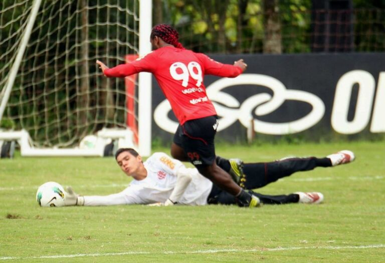 Adesg acerta contratação do goleiro Douglas Henrique, ex-América