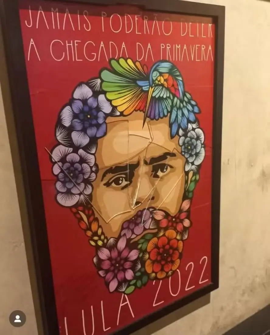 Homem destrói quadro de Lula e placa e Marielle Franco em bar; vídeo