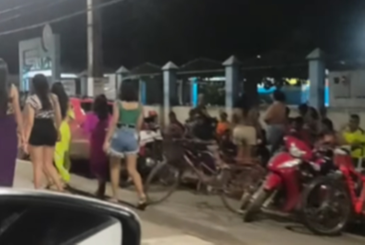 VÍDEO: pais acampam em frente à escola com fila quilométrica para garantir matrícula dos filhos
