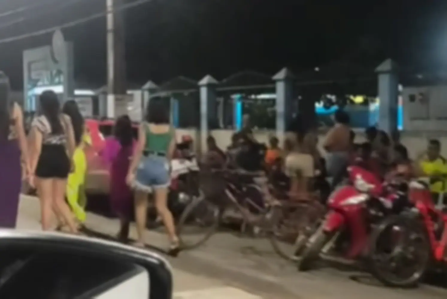 VÍDEO: pais acampam em frente à escola com fila quilométrica para garantir matrícula dos filhos