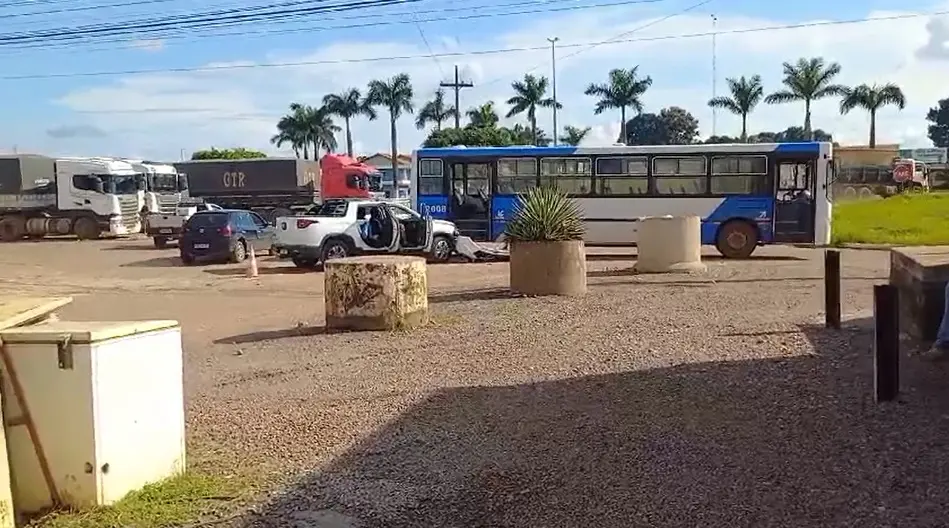 VÍDEO: colisão entre ônibus e caminhonete resulta em danos materiais