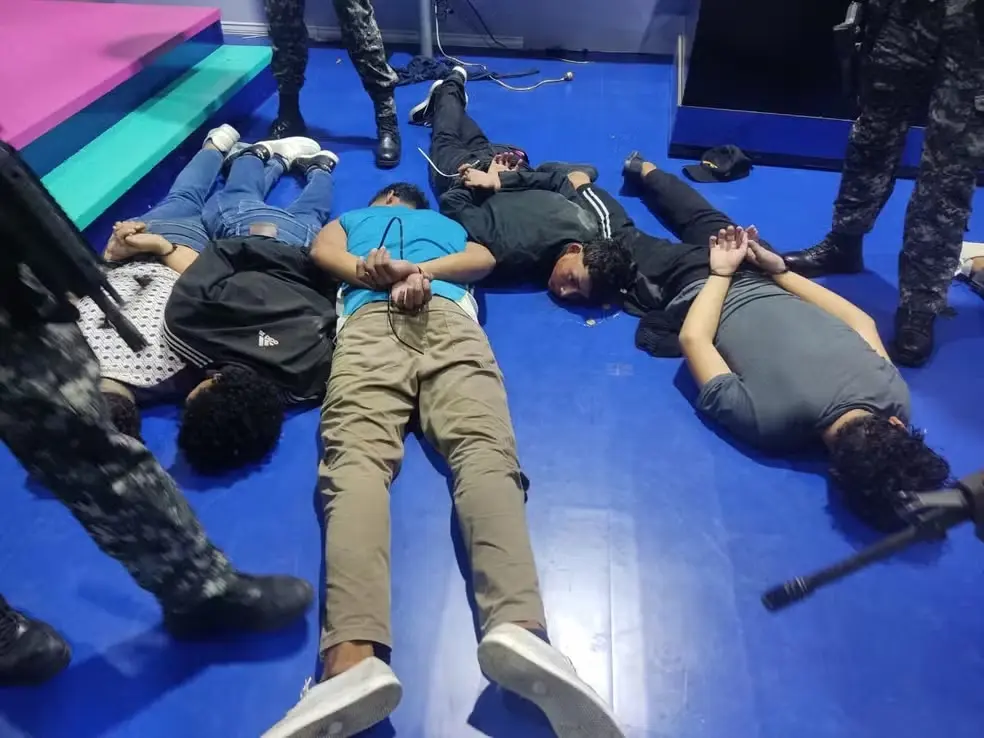 VÍDEO: homens armados invadem estúdio de TV no Equador; país vive caos após criminoso fugir de prisão