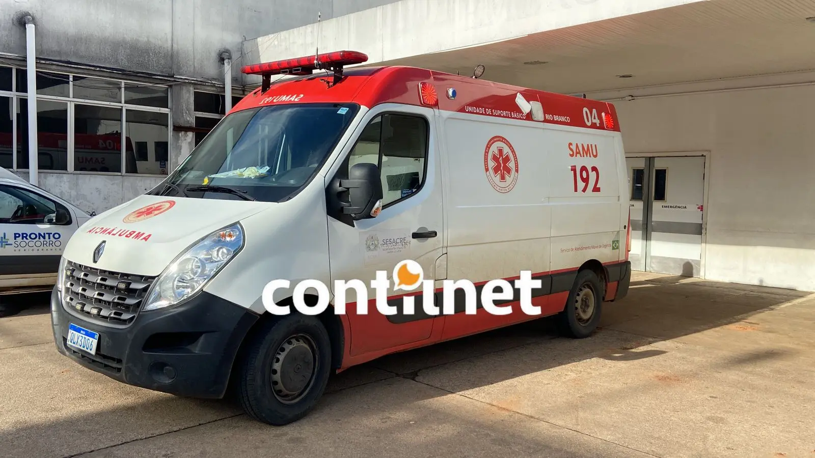 Jovem perde controle da moto, bate em poste e vai parar no PS da capital