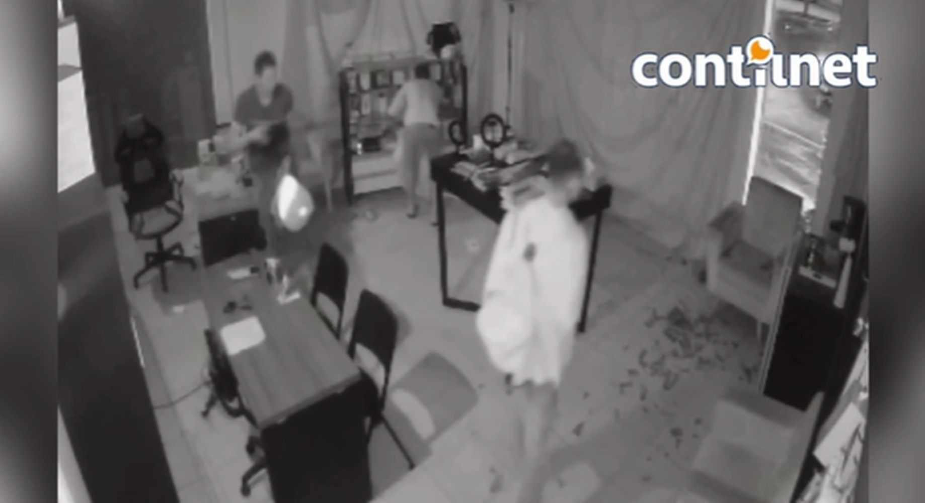 Vídeo mostra grupo arrombando loja e policial flagrando ação enquanto ia para o trabalho