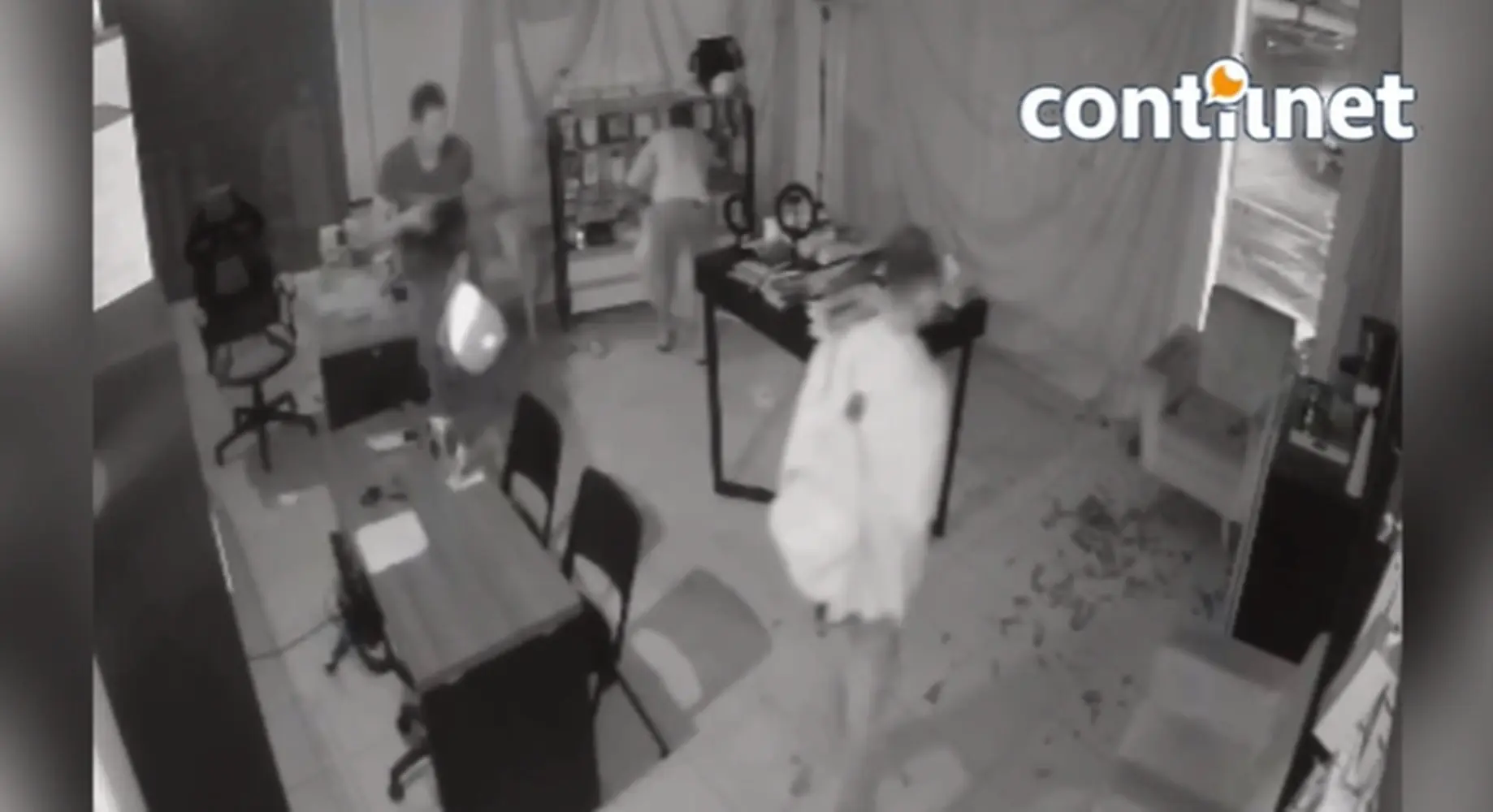 Vídeo mostra grupo arrombando loja e policial flagrando ação enquanto ia para o trabalho