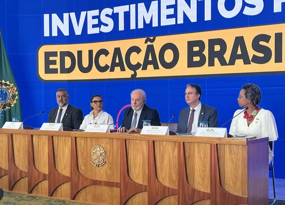 Pé de Meia: Governo vai pagar bolsa de R$ 2 mil por ano para alunos do ensino médio