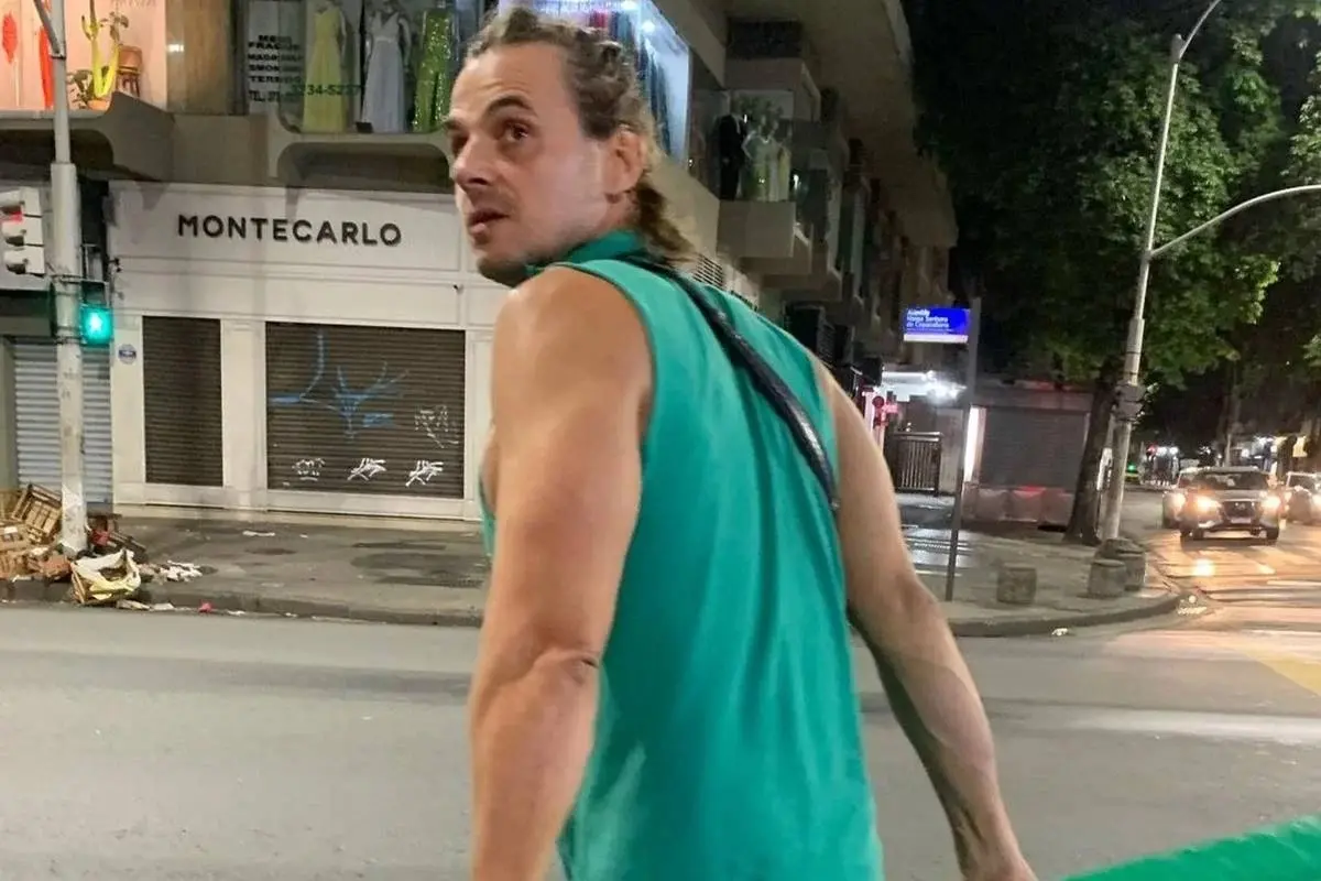 Ex-ator de Malhação trabalha vendendo cerveja como ambulante