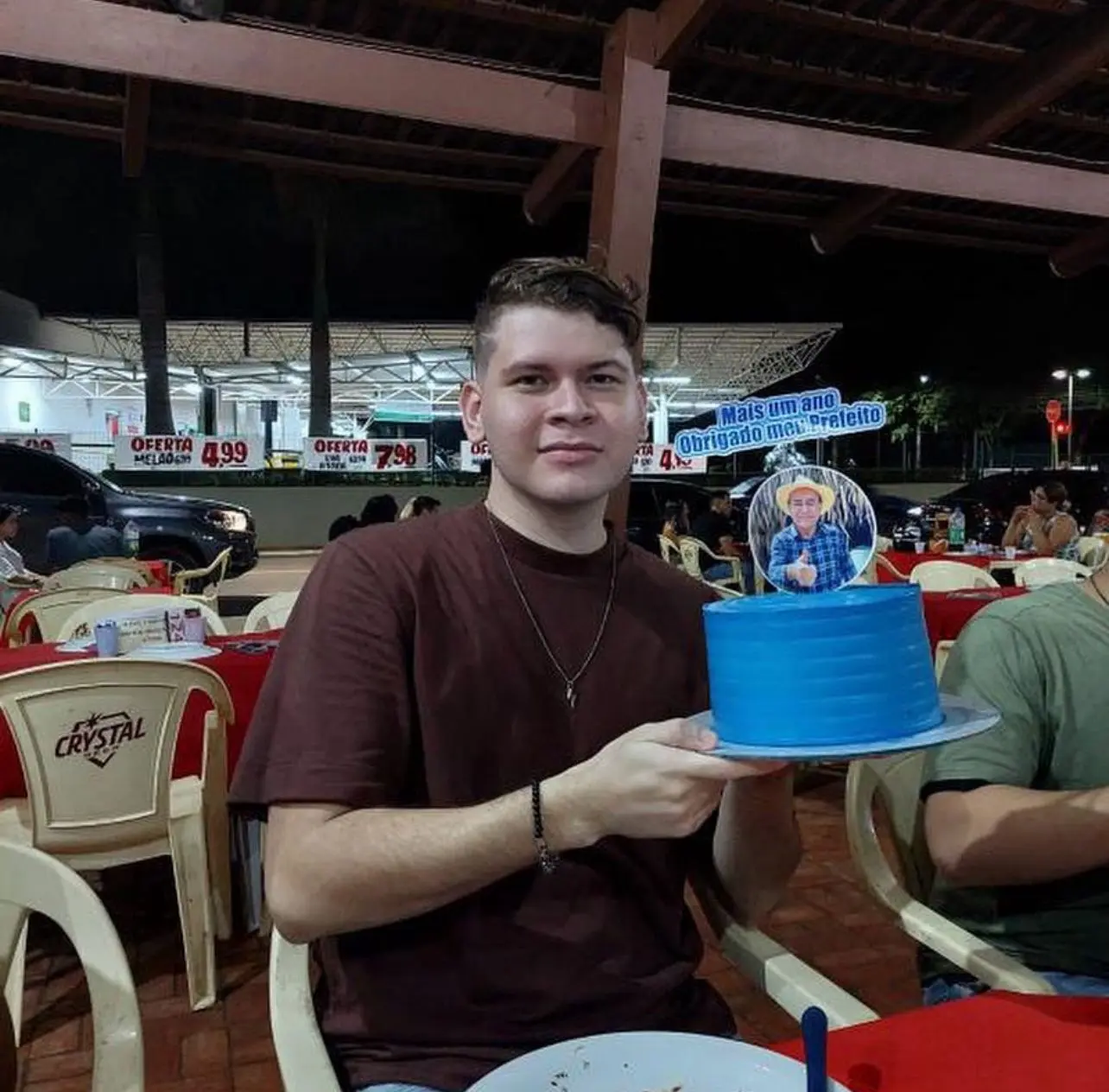 Jovem usa bolo com foto de Bocalom para comemorar aniversário e prefeito agradece