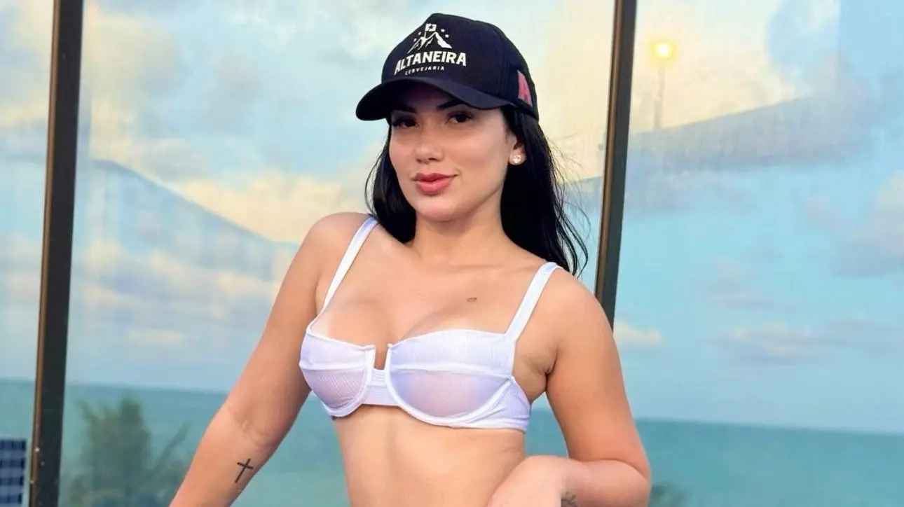 Rogeria Rocha esquenta o Instagram de biquíni branco e mostra shape do ano novo; FOTOS