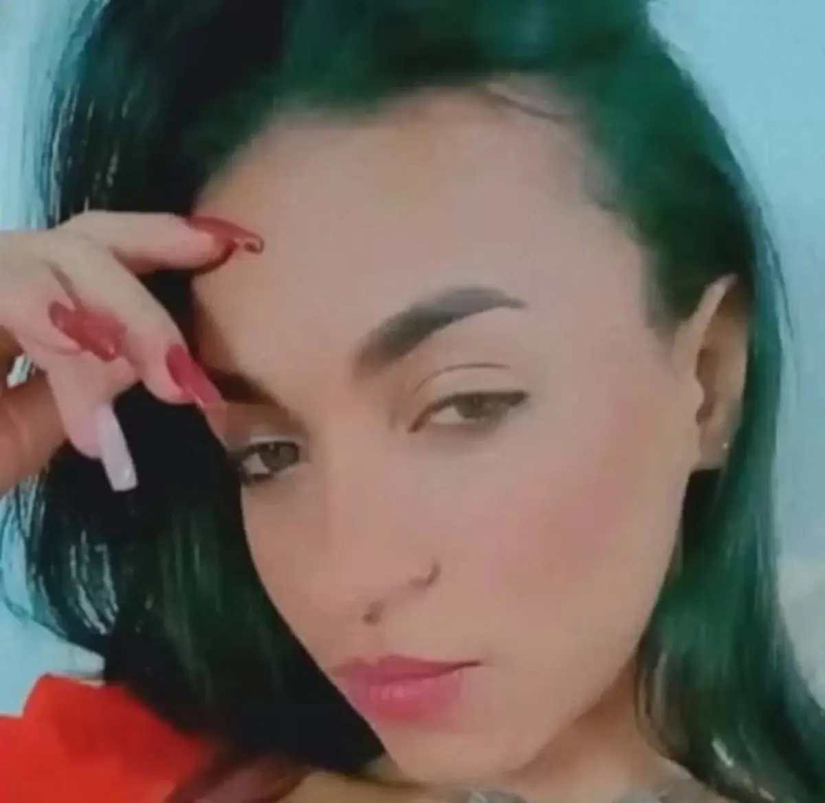 Jovem é assassinada a tiros em posto de combustível; Veja vídeo