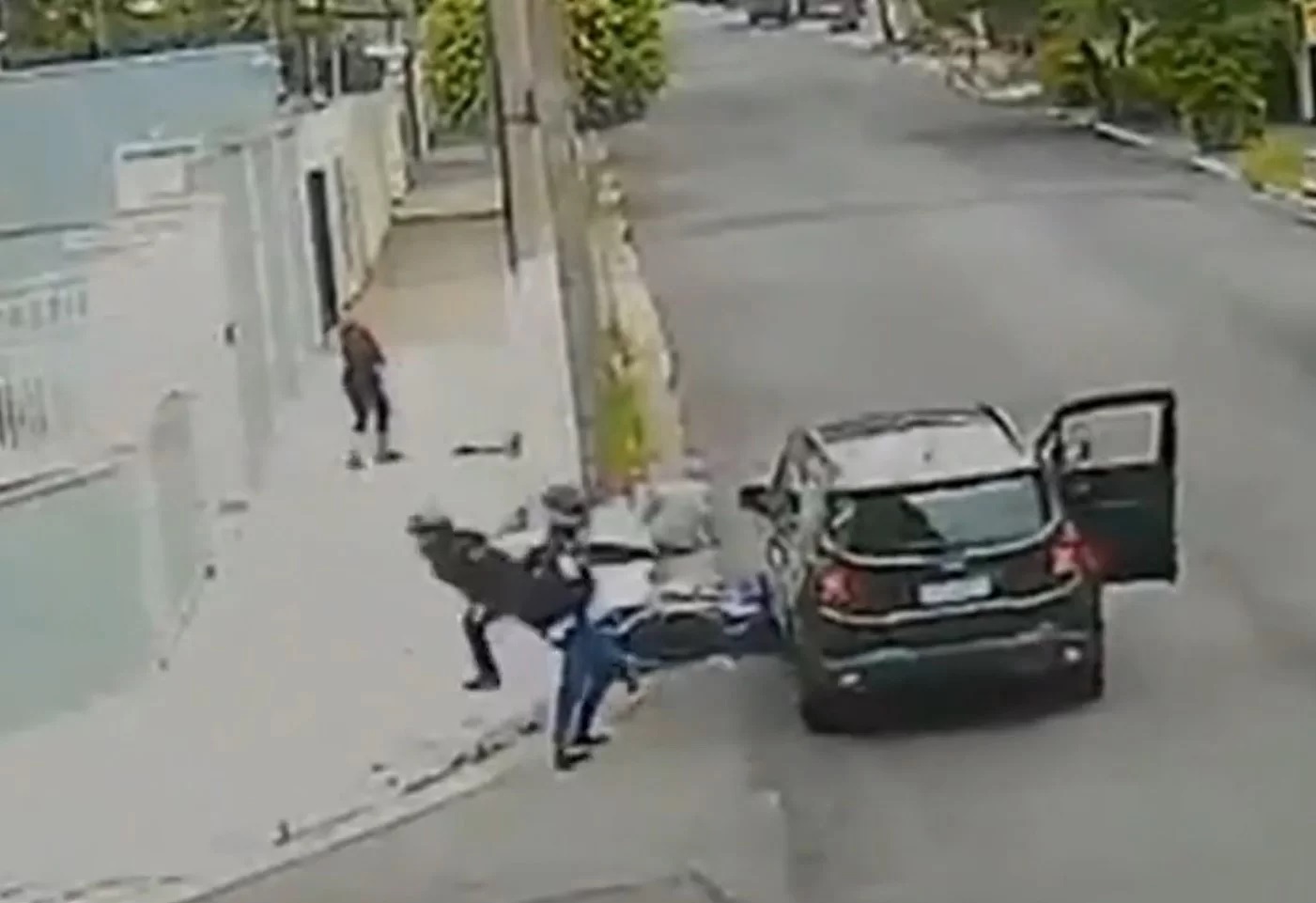 Vídeo: carro derruba e persegue bandidos que faziam arrastão