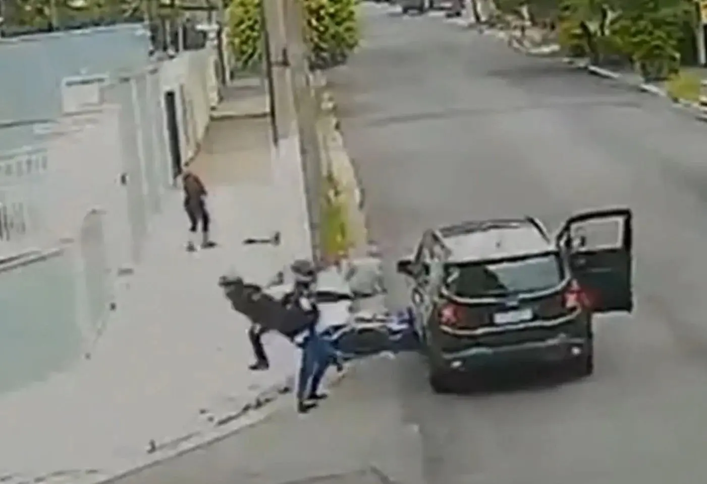 Vídeo: carro derruba e persegue bandidos que faziam arrastão
