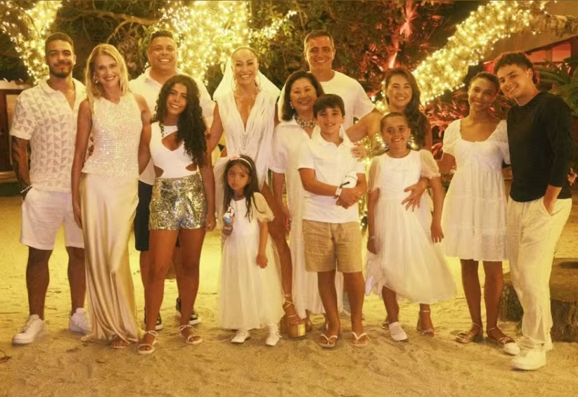 Sabrina Sato e Ronaldo Fenômeno reúnem as famílias em Réveillon na Bahia