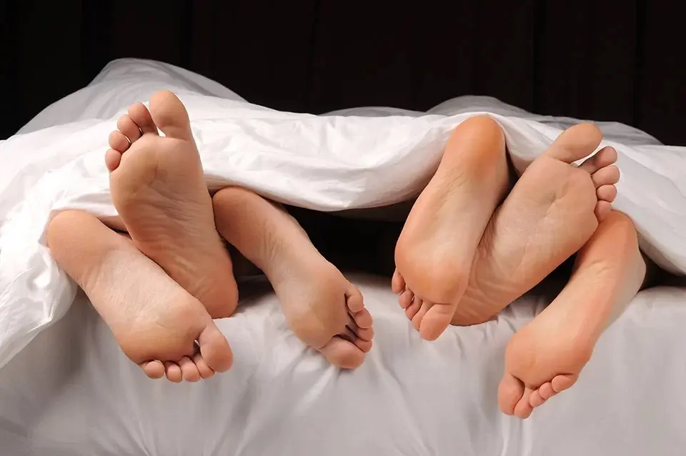 Homem engravida melhor amiga da namorada após sexo a três