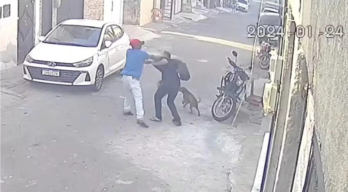 Vídeo: homens brigam na rua e se matam com a mesma arma