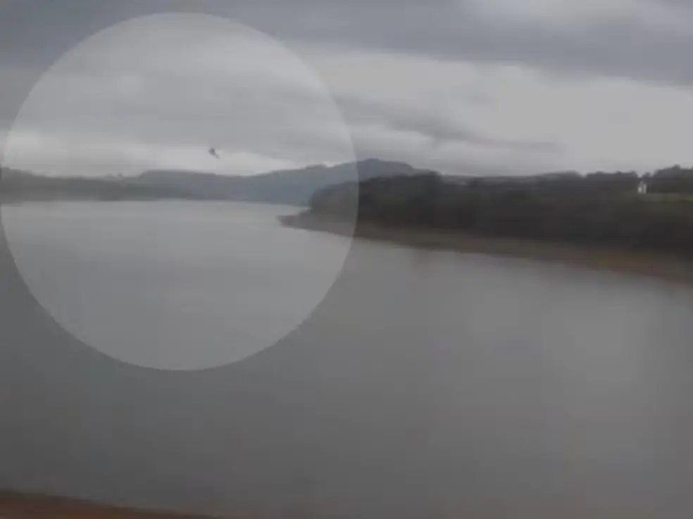 VÍDEO: helicóptero com quatro pessoas a bordo cai em lago