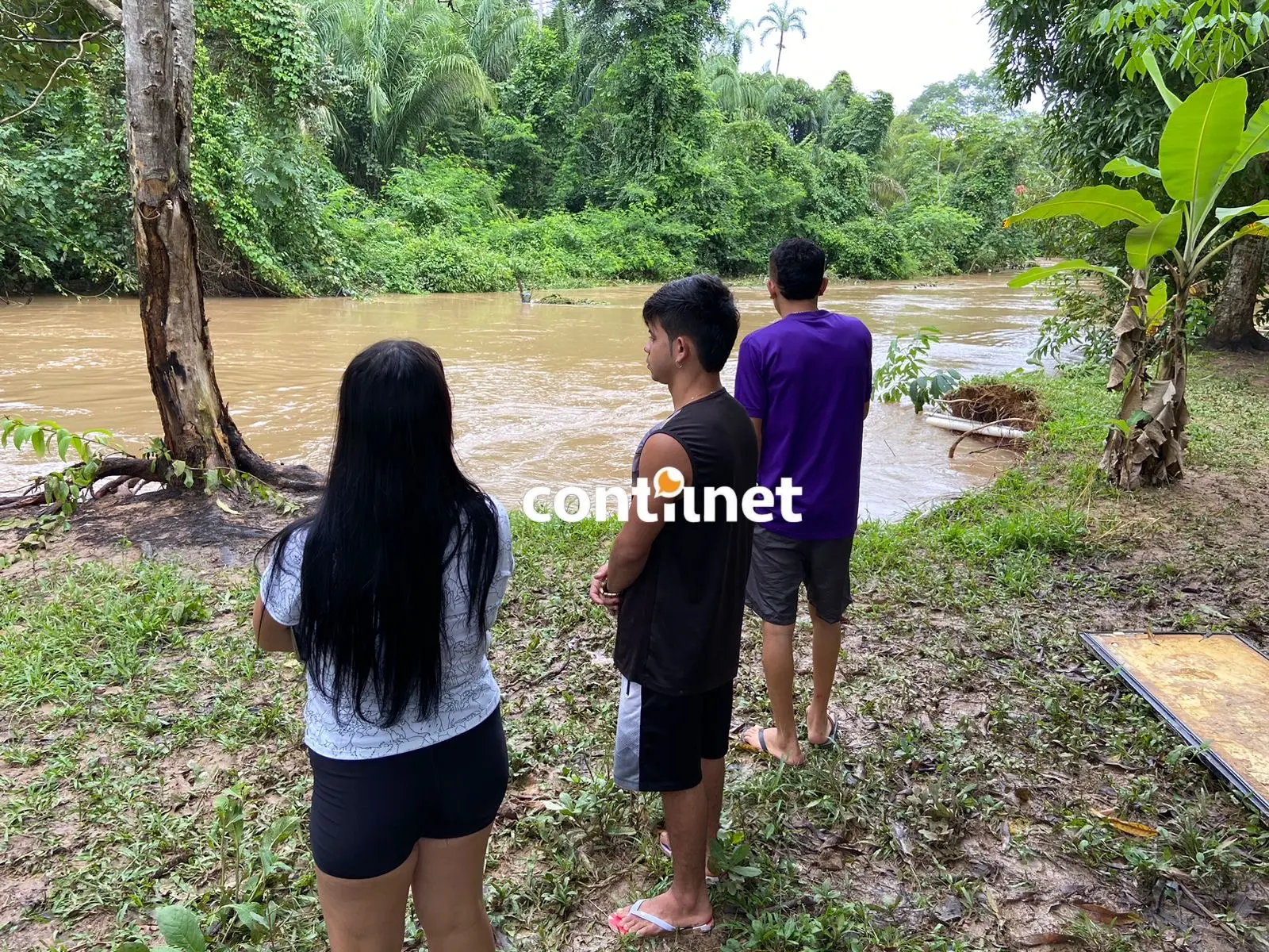 Aflitos, familiares de jovem que sumiu em igarapé aguardam buscas às margens do afluente