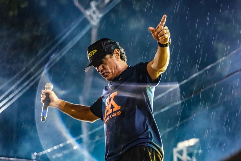Debaixo de chuva, cantor Álamo Kário se apresenta pela 34º vez no Carnaval acreano