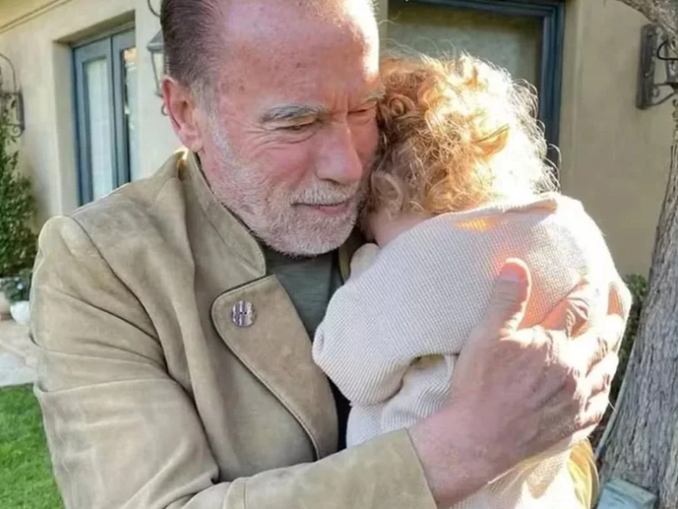 Oi? Arnold Schwarzenegger dá a mesma comida dos animais para as netas